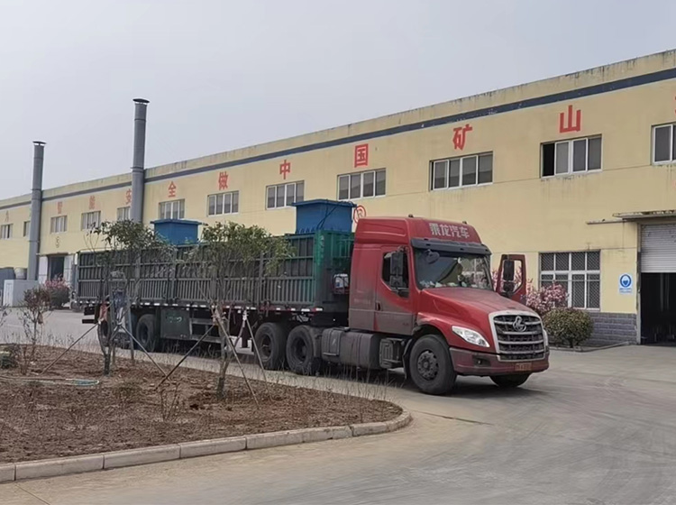 山东矿安自主研发生产的两台液压甲带给料机发往山西
